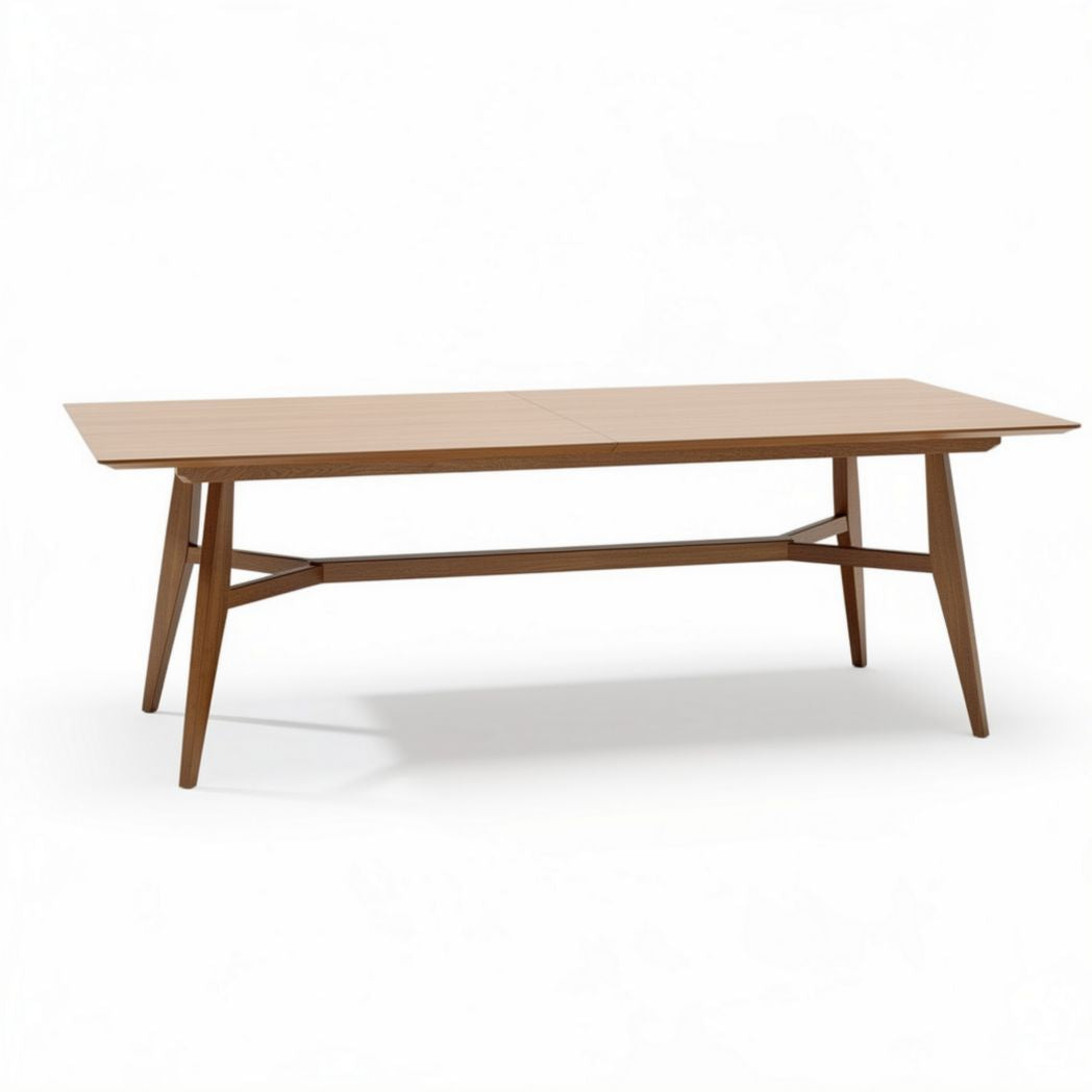 Eettafel van hout met afmetingen 150 x 80 x 75 cm in bruin